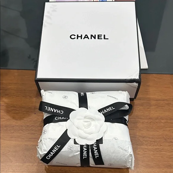 GWP: CHANEL Monochrome Logo Scarf - Picture 2 of 3